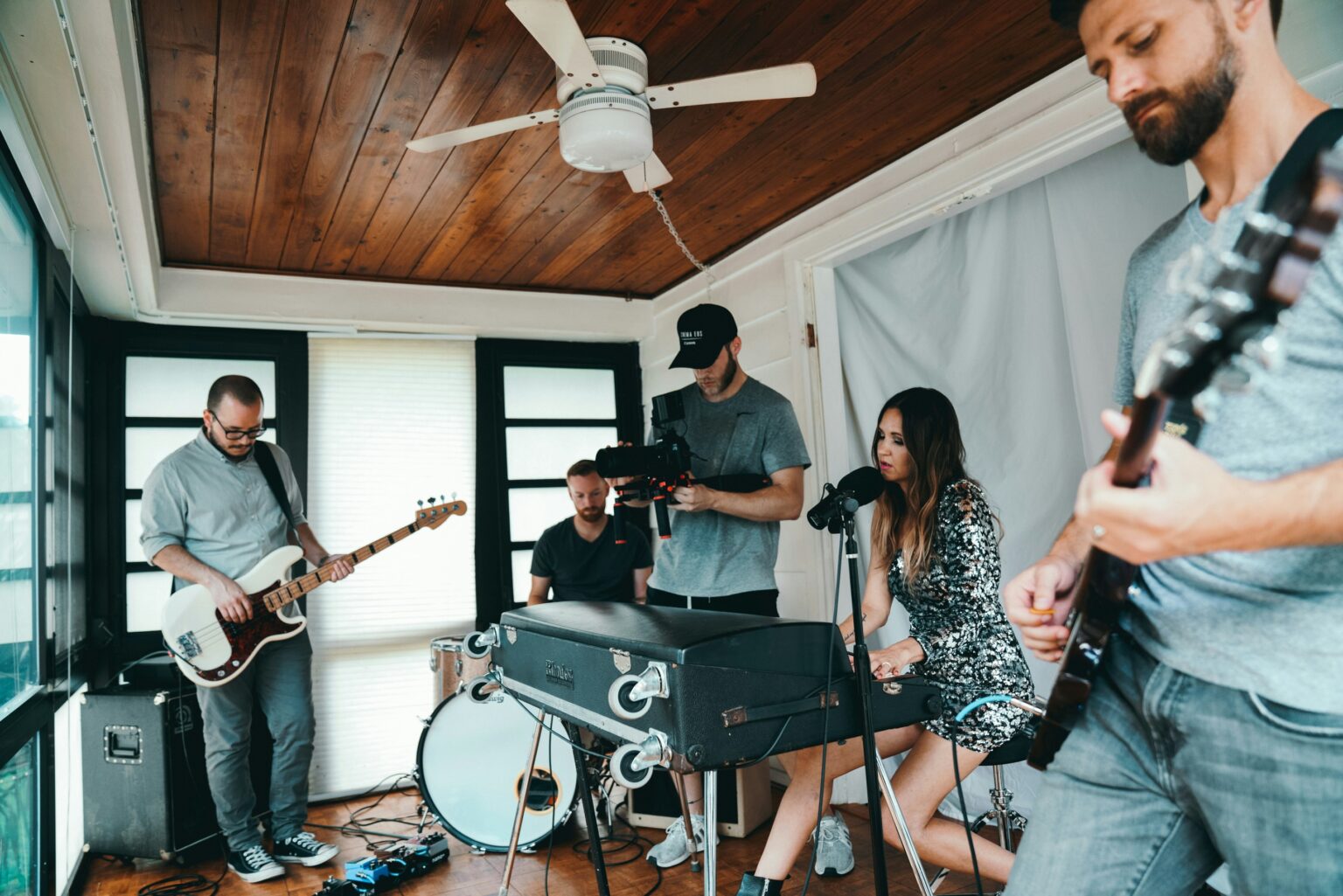 Un groupe de musiciens jouant ensemble de leurs instruments